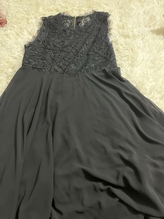 Abito nero con corpetto in pizzo