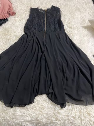 Abito nero con corpetto in pizzo