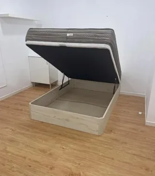 Offerta su canapés a ribalta, materassi e mobili nuovi di fabbrica