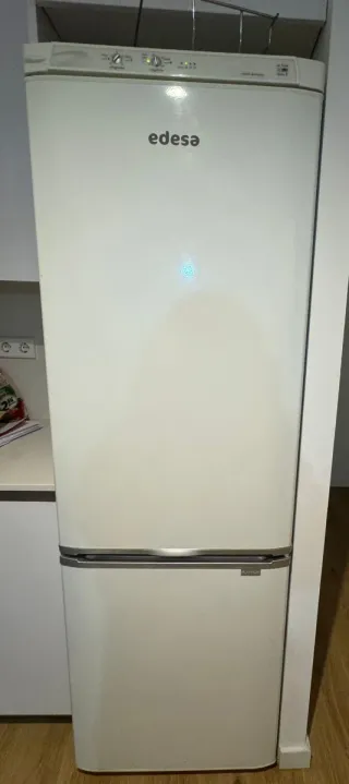 Nevera Edesa blanca semi nueva