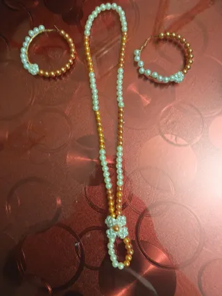 Conjunto bisutería artesanal perlas doradas y blan