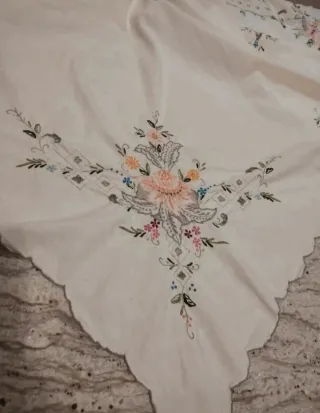 Mantel antiguo bordado a mano 257cm x 172cm