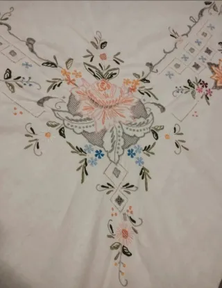 Mantel antiguo bordado a mano 257cm x 172cm