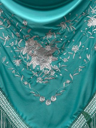 Mantón turquesa bordado blanco