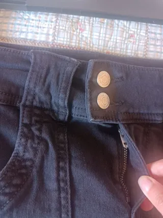 Falda vaquera negra con bolsillos