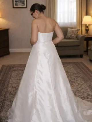 Abito da sposa elegante con ricami beige
