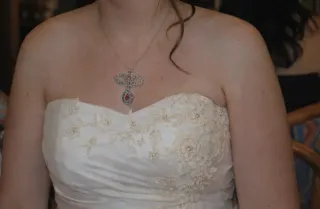 Abito da sposa elegante con ricami beige