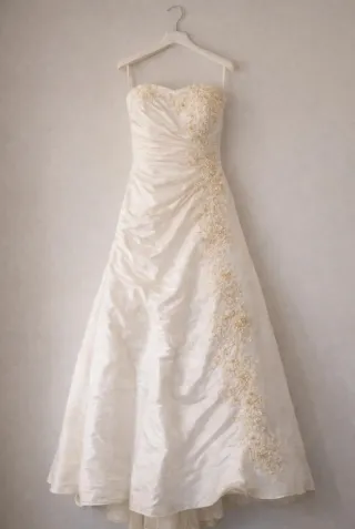 Abito da sposa elegante con ricami beige