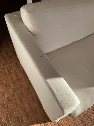 Sofá blanco y multicolor