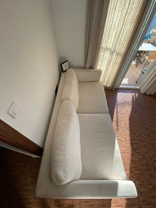 Sofá blanco y multicolor