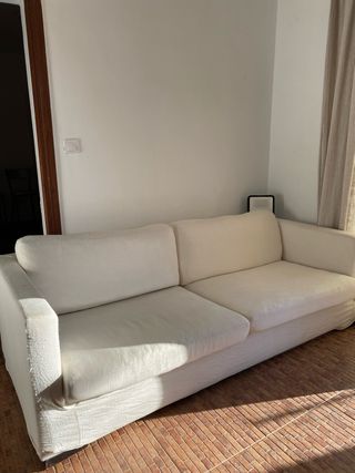 Sofá blanco y multicolor