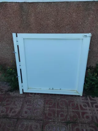 Puerta de aluminio blanca