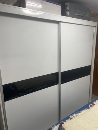 Armario de matrimonio blanco y negro