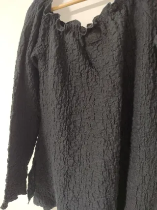 Camiseta negra manga larga con escote fruncido