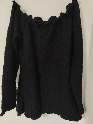 Camiseta negra manga larga con escote fruncido