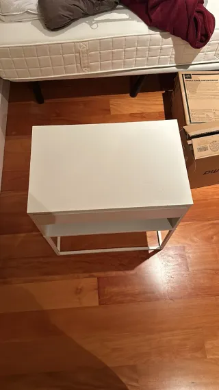 Mesa de noche Ikea VIKHAMER