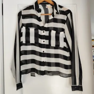 Camisa a rayas blanca y negra