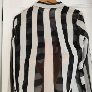 Camisa a rayas blanca y negra