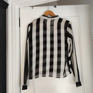 Camisa a rayas blanca y negra