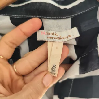 Camisa a rayas blanca y negra