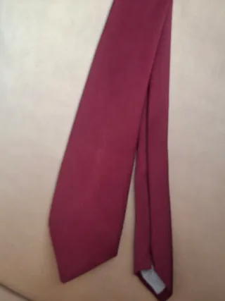 Corbata color vino