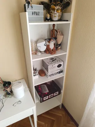 Estantería blanca de madera