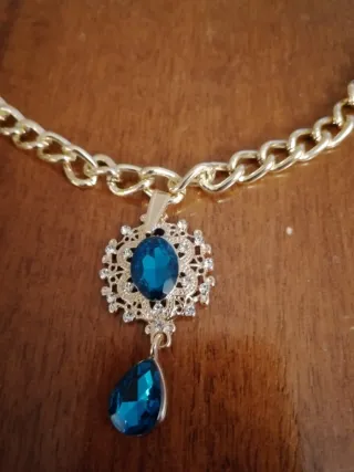 Collana con ciondolo blu e oro