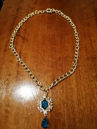 Collana con ciondolo blu e oro
