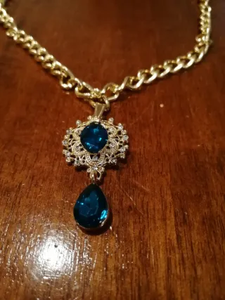Collana con ciondolo blu e oro