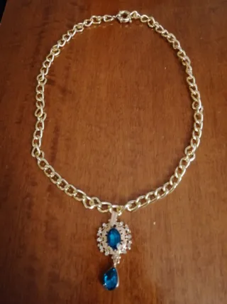 Collana con ciondolo blu e oro