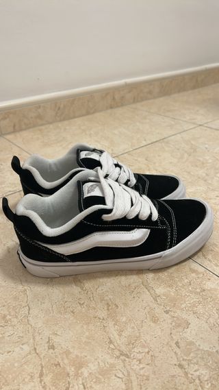 Vans Knu Skool Negras y Blancas
