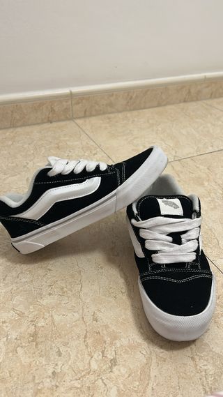 Vans Knu Skool Negras y Blancas