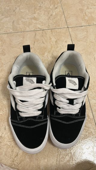 Vans Knu Skool Negras y Blancas