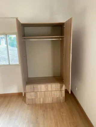 Armarios blancos y marrones de madera