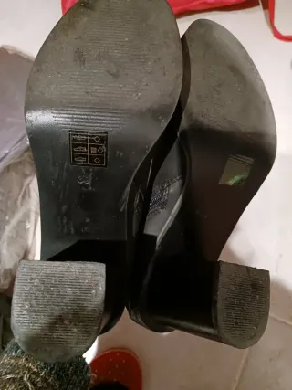 Botines negros con hebillas