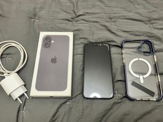 iPhone 16 Plus Gris con funda azul