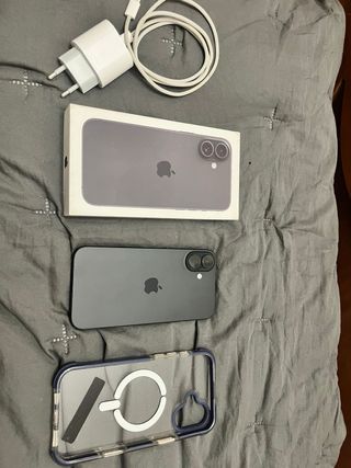 iPhone 16 Plus Gris con funda azul