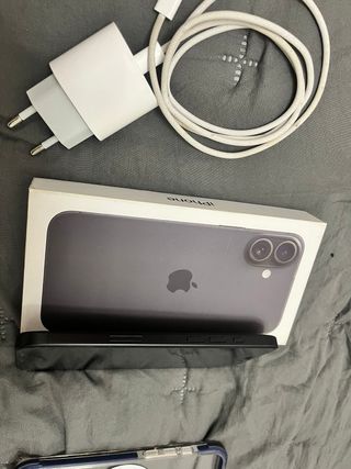 iPhone 16 Plus Gris con funda azul