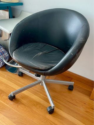 Silla de oficina negra giratoria