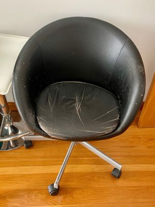 Silla de oficina negra giratoria