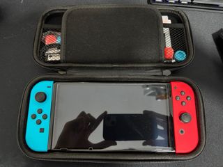 Nintendo Switch OLED + Mario Kart 8 Deluxe + Funda