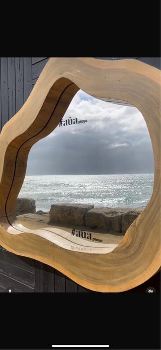 Espejo de madera con marco orgánico