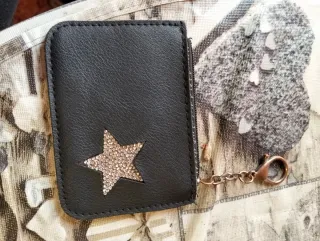 Cartera negra con estrella plateada