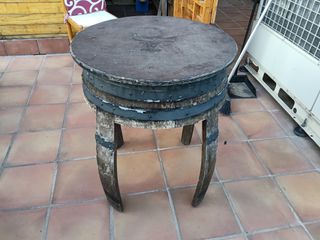 Mesa redonda de madera de roble.