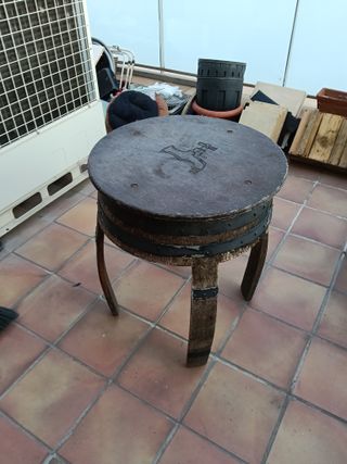 Mesa redonda de madera de roble.