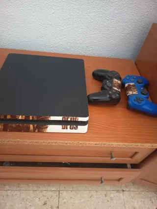 PS4 (PlayStation 4) con mandos