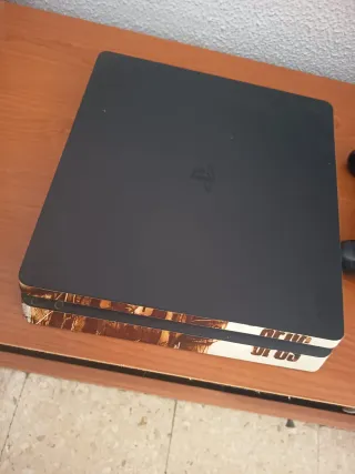 PS4 (PlayStation 4) con mandos