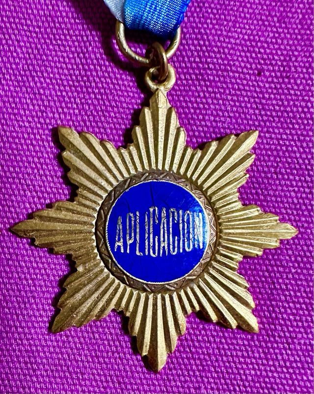 2 Viejas medallas escolares: Religión y Aplicación