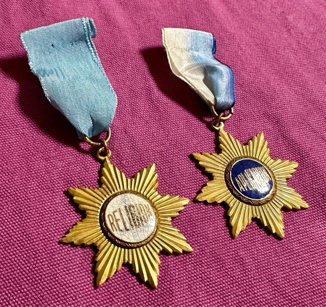 2 Viejas medallas escolares: Religión y Aplicación