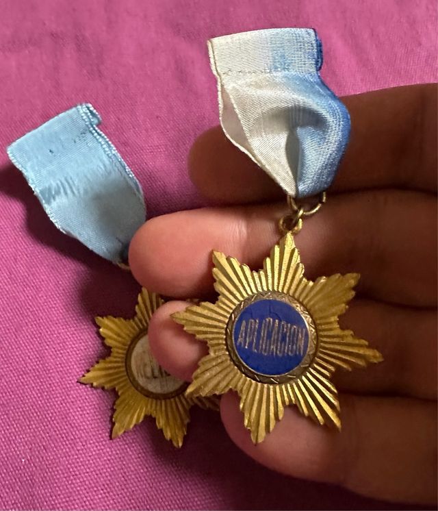 2 Viejas medallas escolares: Religión y Aplicación